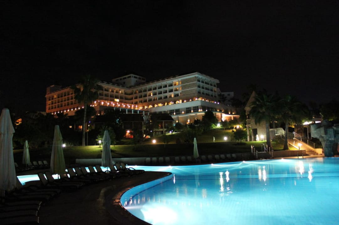 Einer der Pools bei Nacht Horus Paradise Luxury Resort & Club