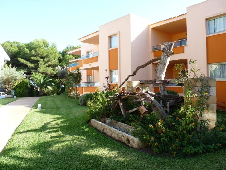 Gartenanlage mit Ausbllick auf die Wohnungen Iberostar Selection Playa de Muro Village