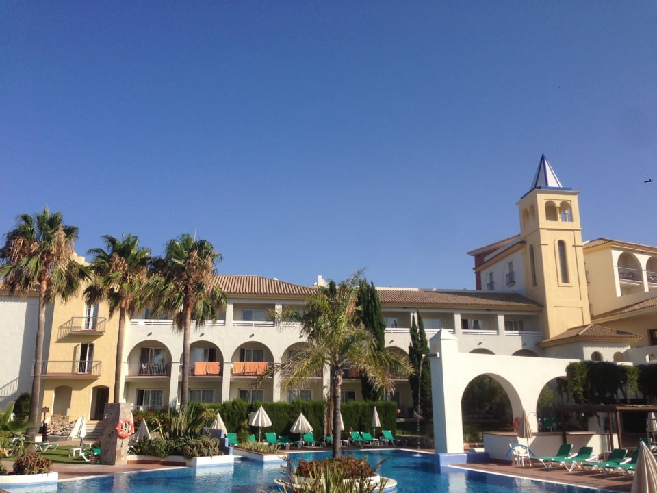 Mehrere Duschen um den Pool, genügende Liegen Fuerte Conil-Resort