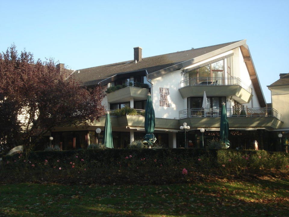 Rückansicht Hotel vom Park aus Nells Park Hotel