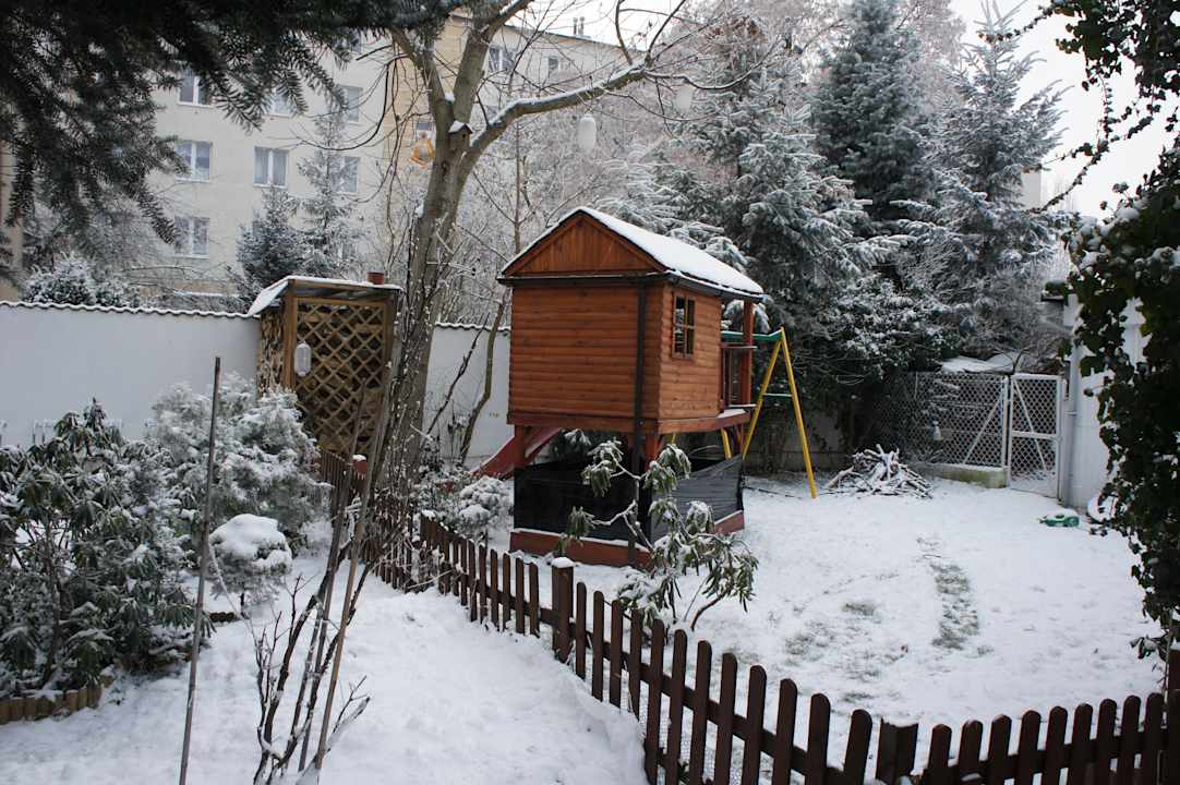 Zimowy pejzaż domek dla dzieci Privatzimmer Nest Nocleg Poznań