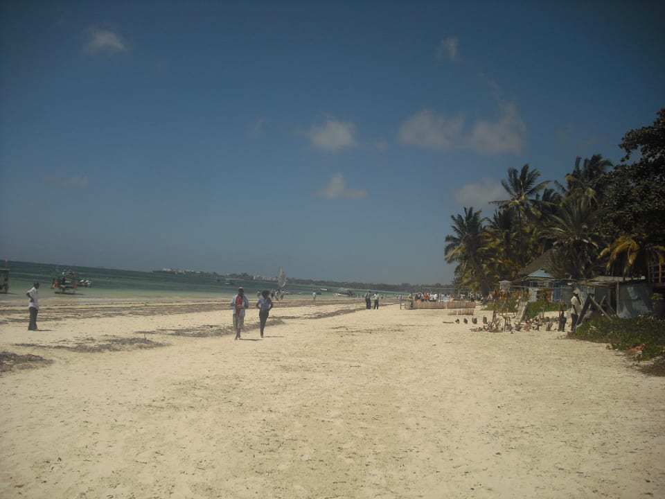 Strand direkt vor dem Hotel Travellers Beach Hotel & Club