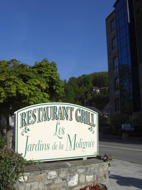 Vor dem Hotel Hotel Les Jardins De La Molignee