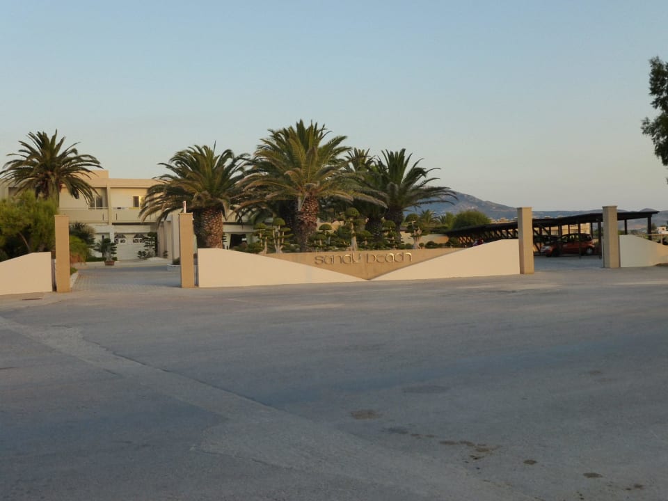 Einfahrt zum Hotel Sandy Beach Hotel & Family Suites