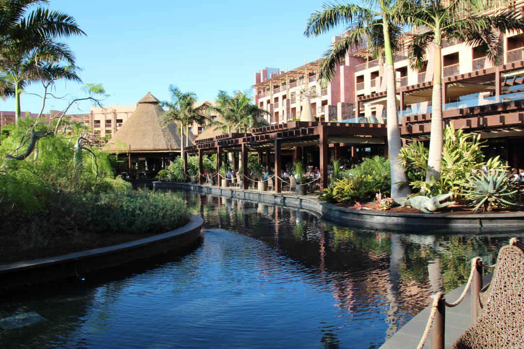 Blick auf eines der Restaurants Lopesan Baobab Resort
