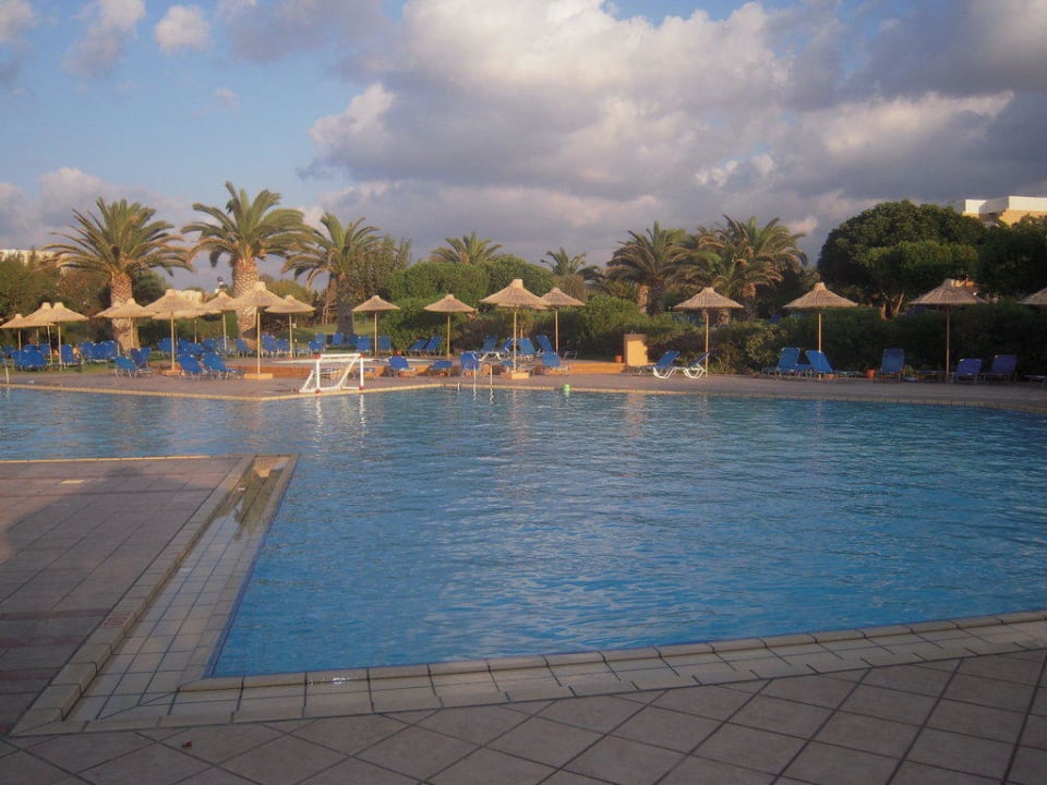 Pool am Abend Anissa Beach & Village
