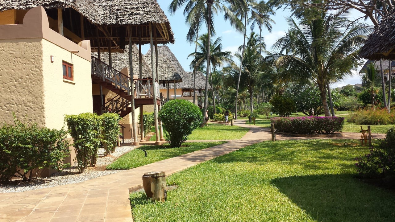 Gepflegte grüne Gartenanlage Neptune Pwani Beach Resort & Spa