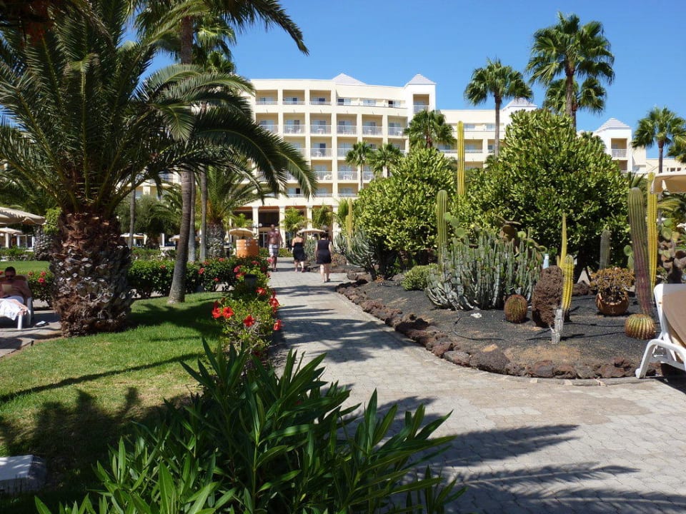Blick von Pool zu Hotel Hotel Riu Gran Canaria