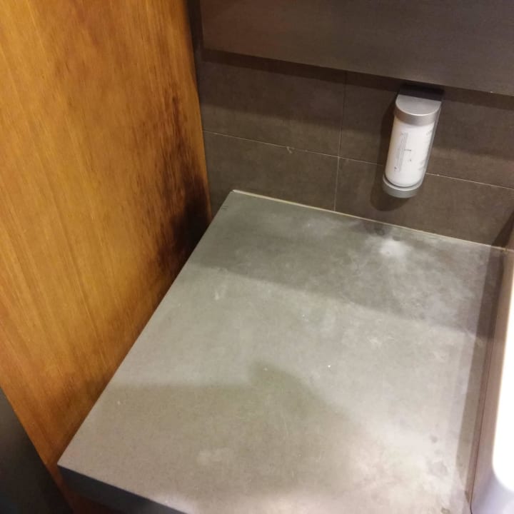 Abgenutzter Waschbeckenbereich Lopesan Baobab Resort