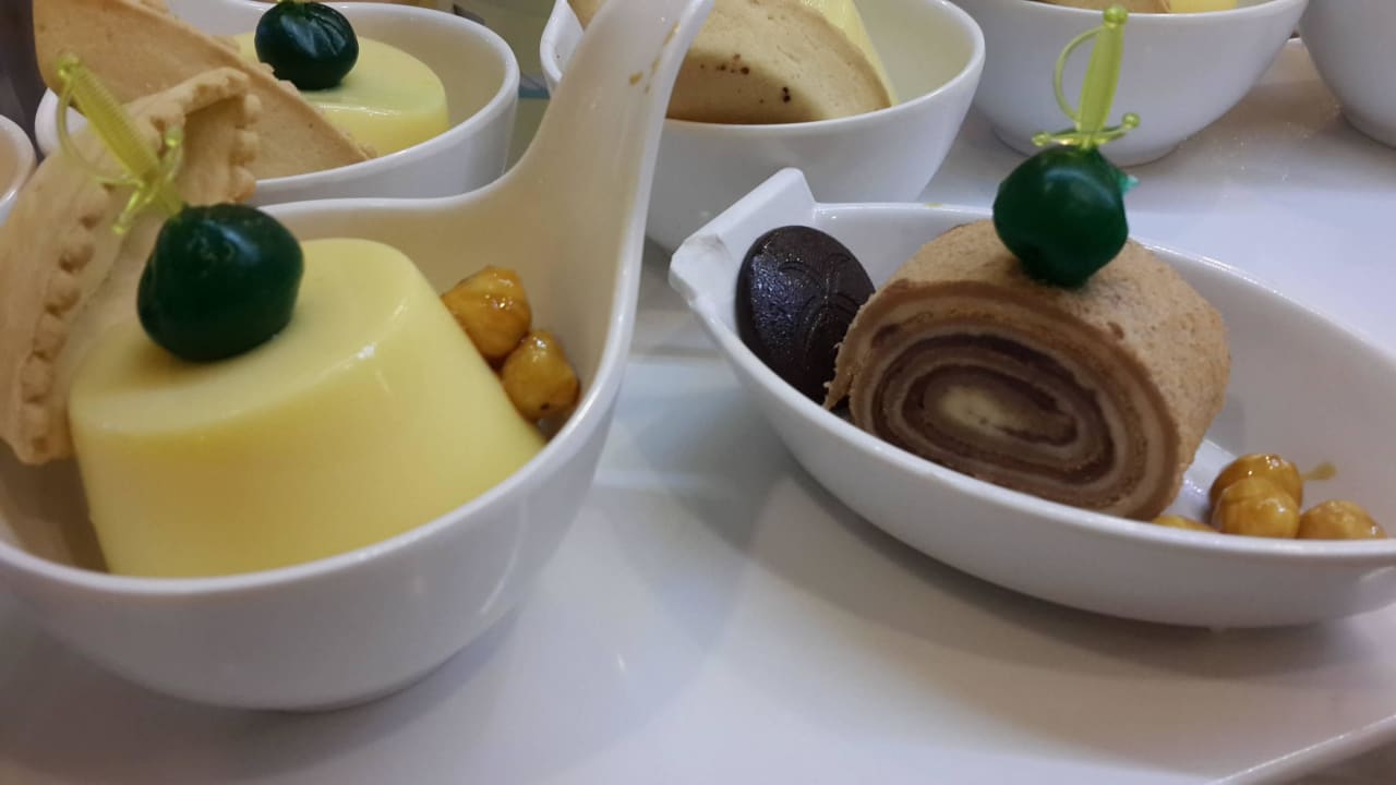 Deserts Ramada Resort by Wyndham Side