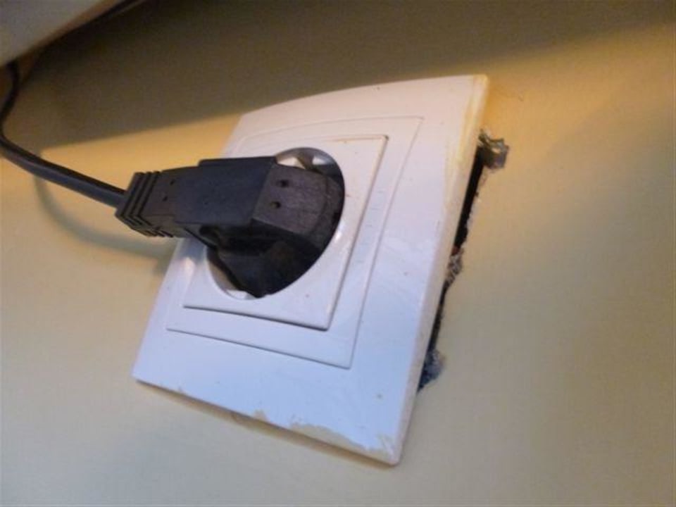 Zwei der Steckdosen auf dem Zimmer sahen so aus! LIVVO Costa Taurito