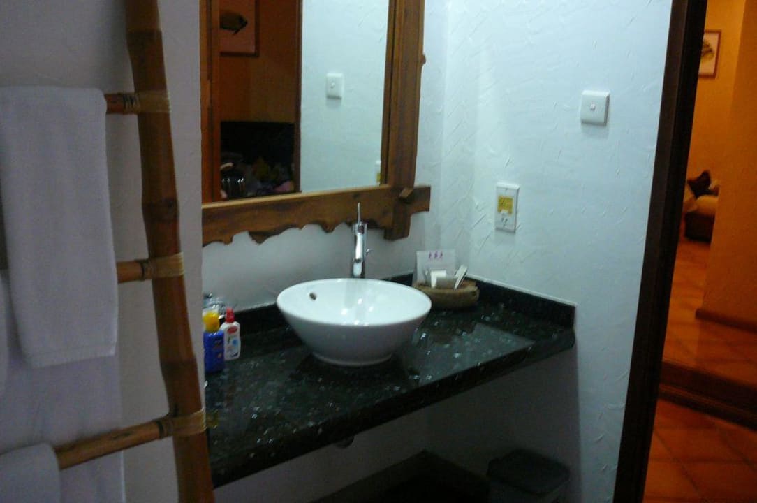 Das Bad in einem Bungalow des Coconut Village Kuramathi Maldives