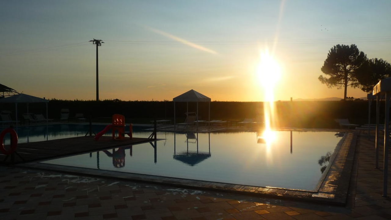 Pool im Sonnenuntergang Fattoria San Lorenzo