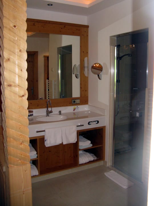 Dusche mit offenem Waschbereich Hotel Chalet Tianes