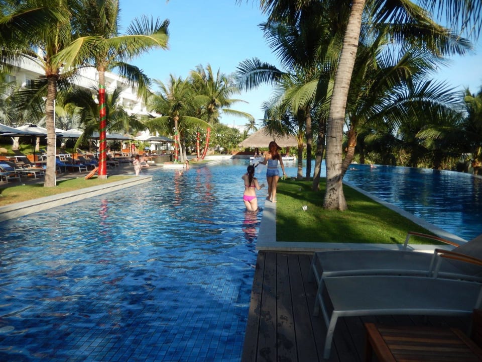 Großer Pool mit Flachwasserbereich und Schwimmbahn The Cliff Resort & Residences