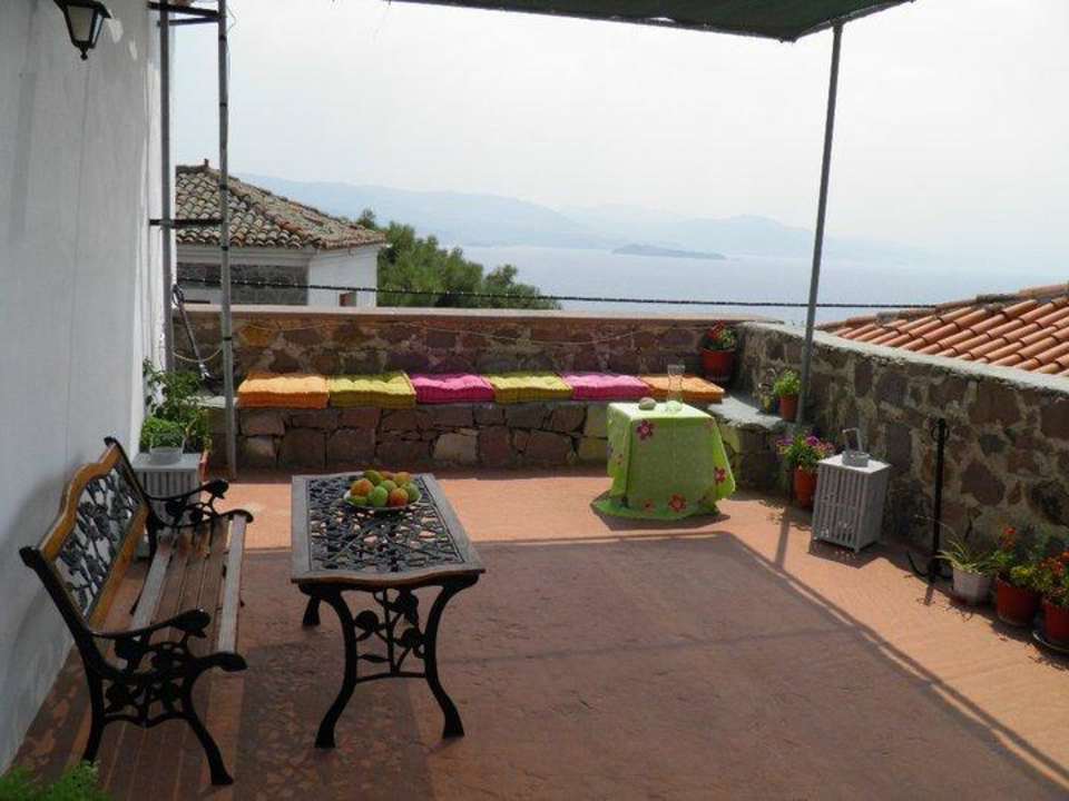 Beautiful terrace on the top floor with sea view Machi's Guest House