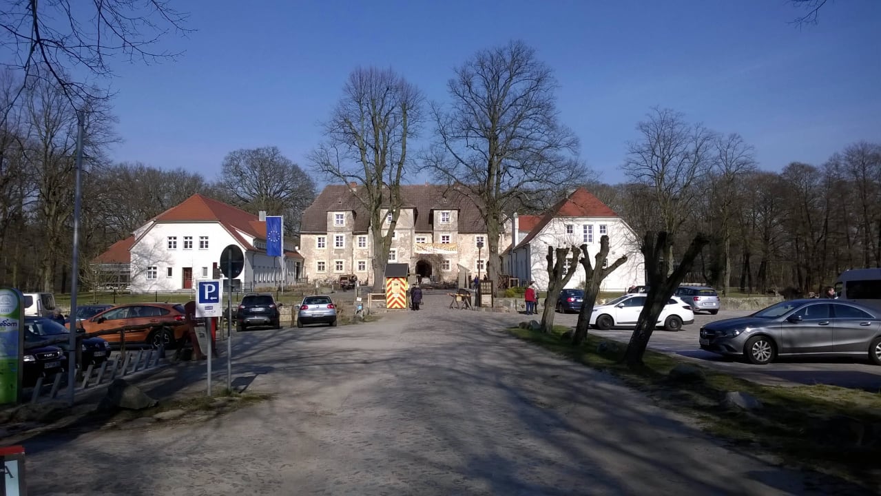 Vom Parkplatz aus Wasserschloss Mellenthin