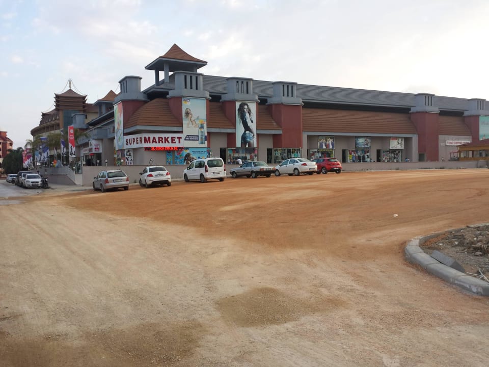 Strasse in Richtung Einkaufszentrum Well Palace Side