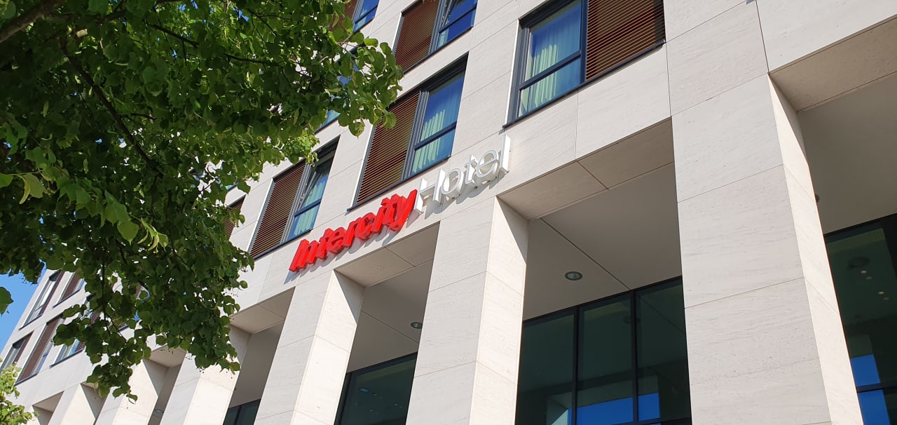 Außenansicht IntercityHotel Berlin Airport BER Terminal 1+2