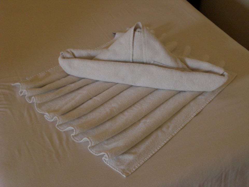 Schiff auf Wellen Three Corners Sea Beach Resort