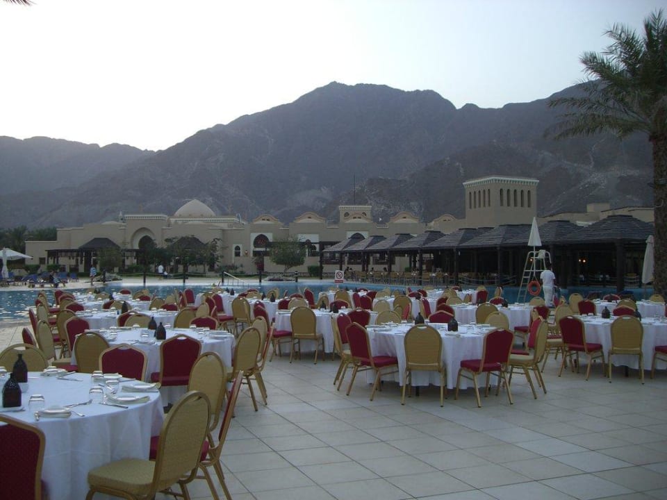 Przygotowania do kolacji na zewnątrz Miramar Al Aqah Beach Resort