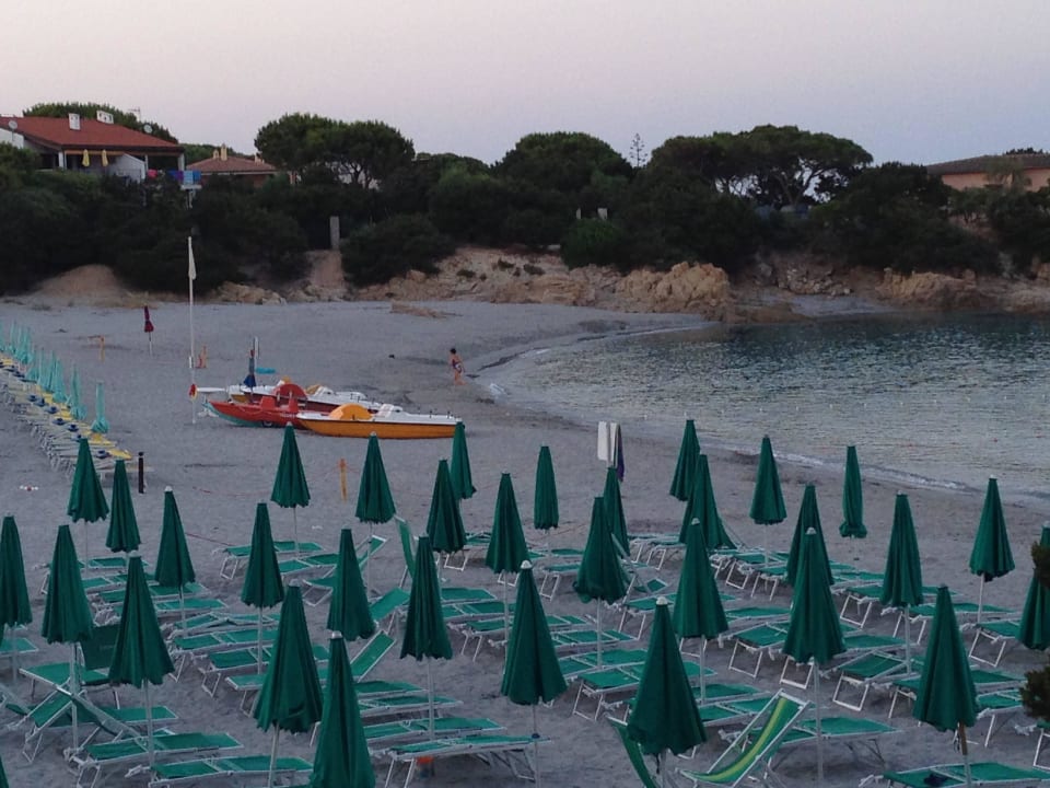 Hotelstrand (da wo die Boote liegen) Tirreno Resort