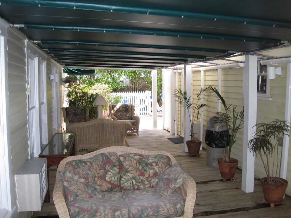 Gemütliche Sitzgelegenheiten auf der Terrasse Hotel Heron House Court