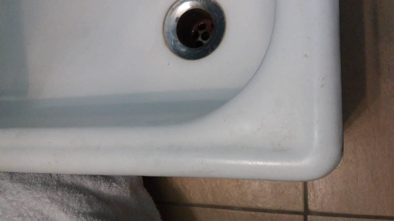 ... Reste vom Gast davor auf dem Rand der Dusche Sure Hotel by Best Western Bad Dürrheim