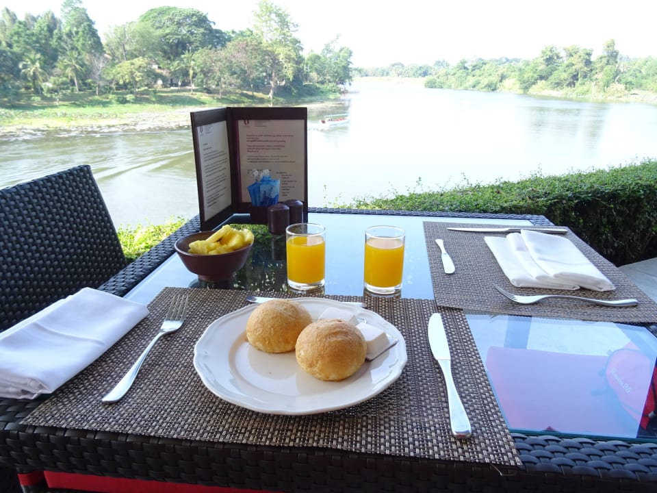 Frühstück direkt am Fluss U Inchantree Kanchanaburi