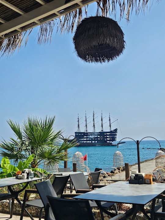 Strand Azura World Hotel