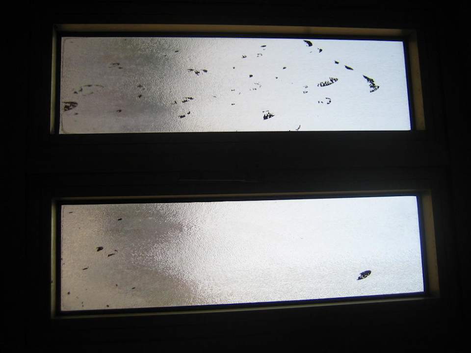 Uralte Farbspritzer auch am Badezimmerfenster Hotel Crown Resort Henipa