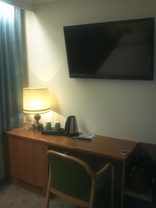 Schreibtisch, TV, Wasserkocher Hotel Scherer