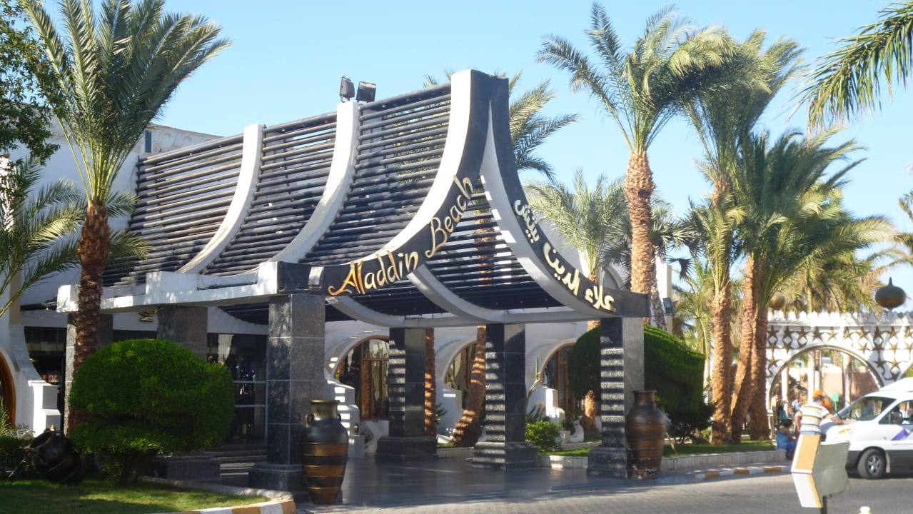 Eingang zur Empfangshalle Aladdin Beach Resort