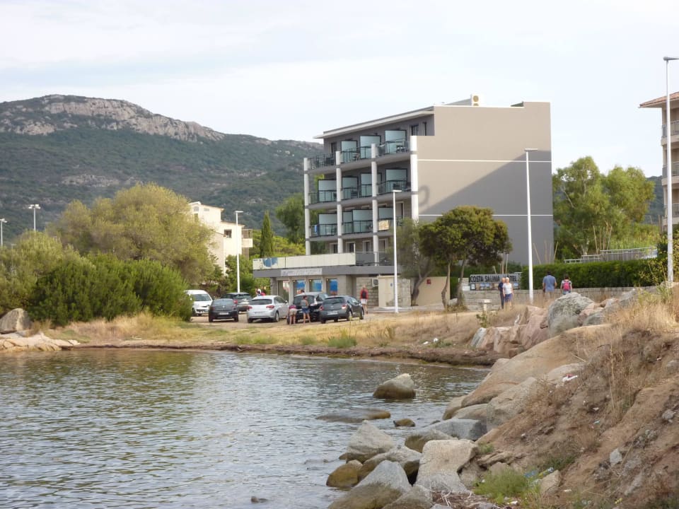 Blick vom Ufer auf das Hotel Hotel Les Roches Blanches