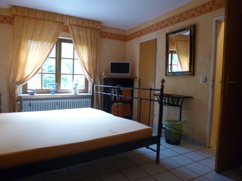 1. Schlafzimmer im Erdgeschoss mit Bad Ferienwohnung Weingut Jakob Christ