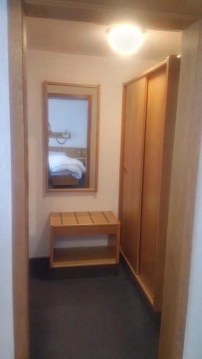 Kleiner Flur mit Schrank, Ablage und Gardrobe Hotel zum kleinen König