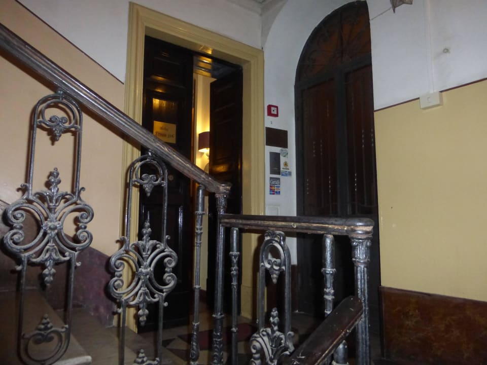 Im Gebäude: Eingang ins Hotel Hotel Etnea 316