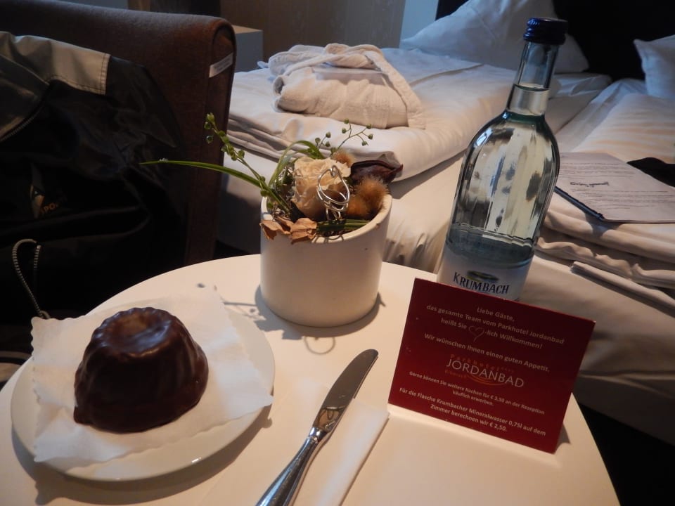 Willkommen - Kuchen gratis- Wasser 2.50 € ,- naja! Dorint Parkhotel Jordanbad