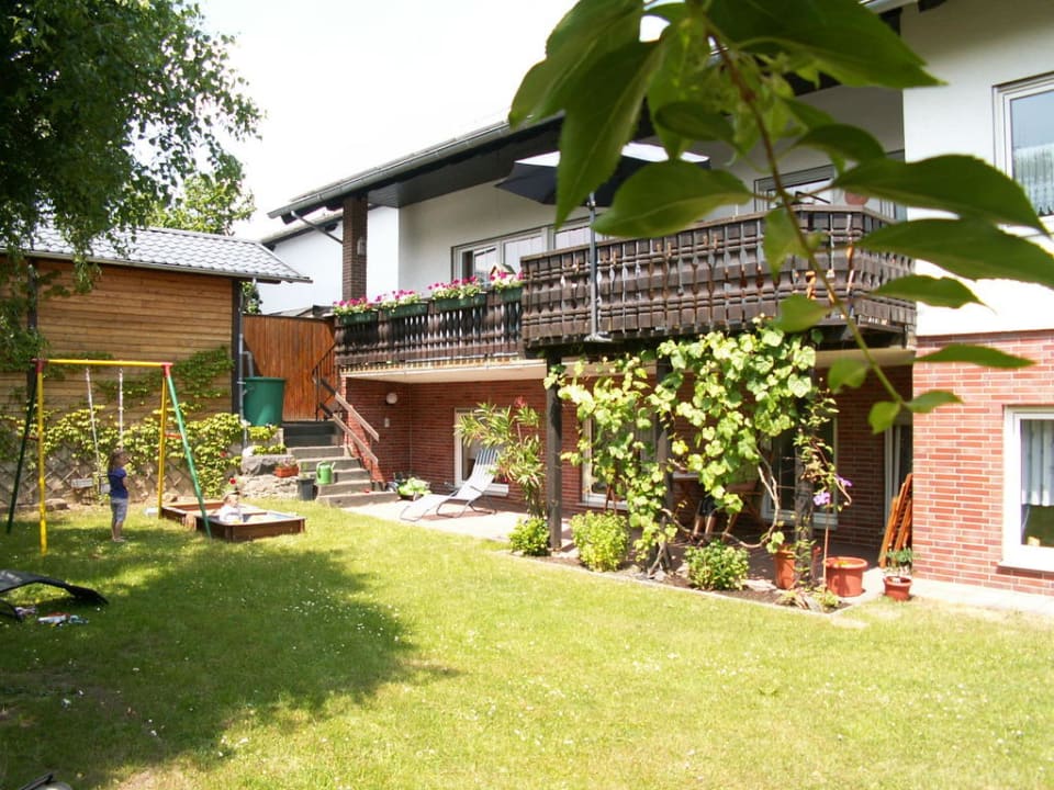 Garten mit Sitzmöglichkeiten Ferienwohnung Hau