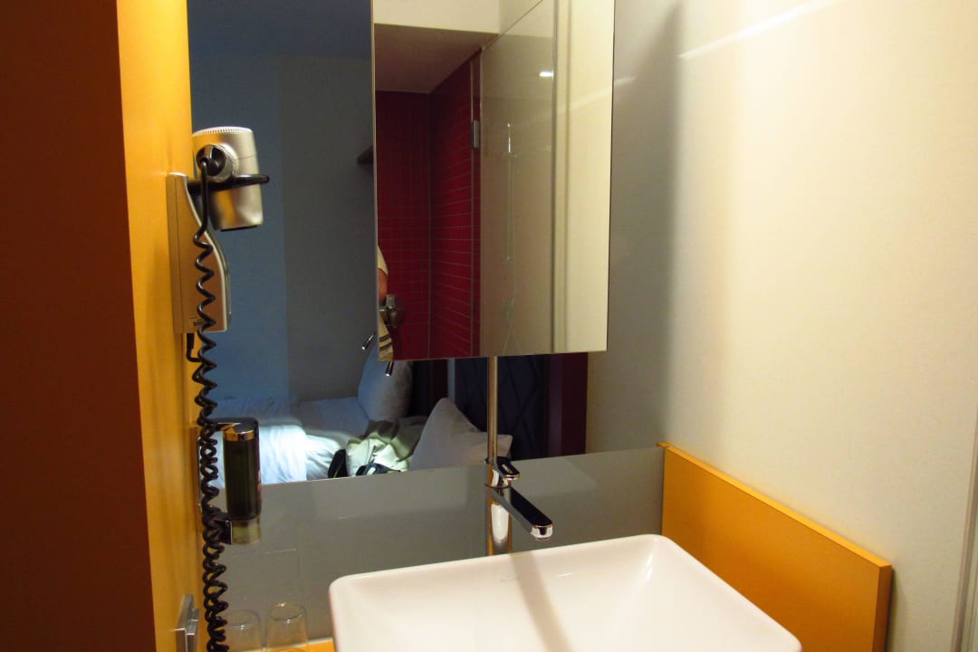 Widok z prysznica na łóżka ibis Styles Hotel Berlin Mitte
