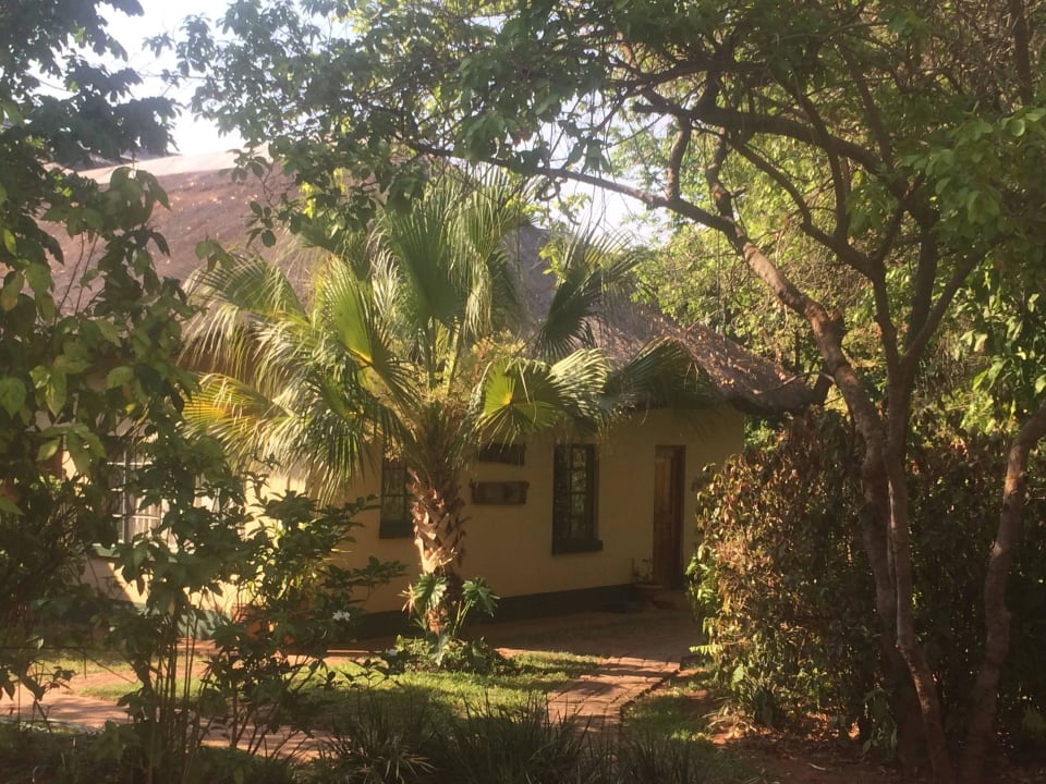 Eingang zu den Zimmern Drifters Victoria Falls Lodge