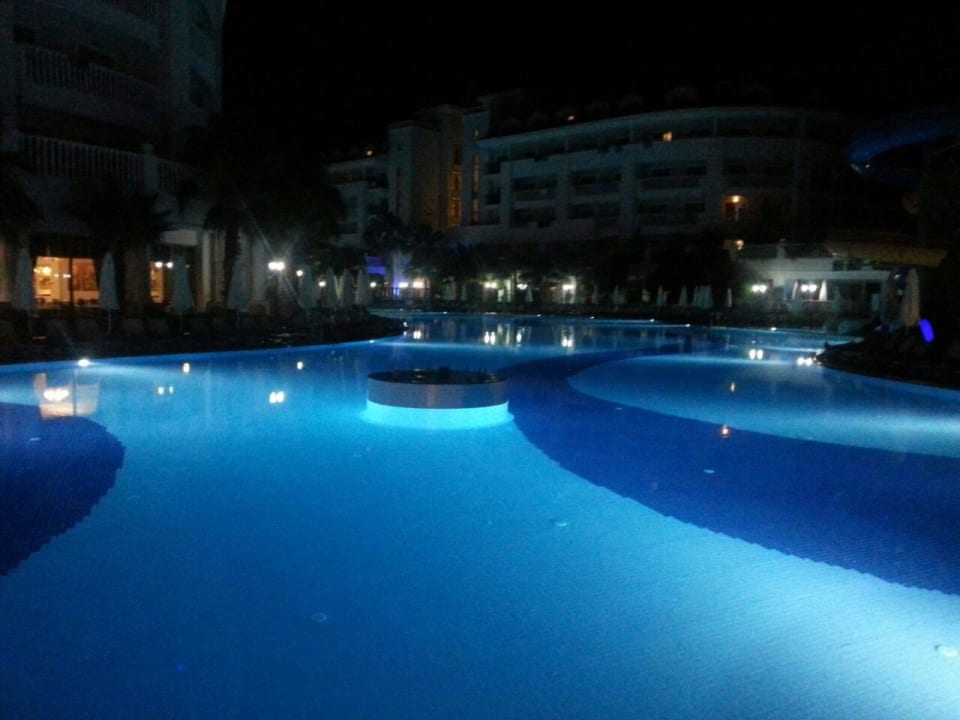 Pool am Abend Alba Queen Hotel