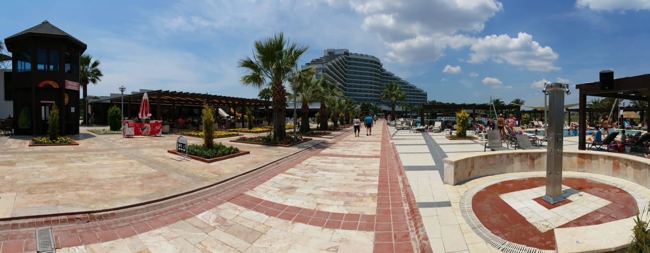 Blick vom Strand kommend zum Hotel Venosa Beach Resort & Spa