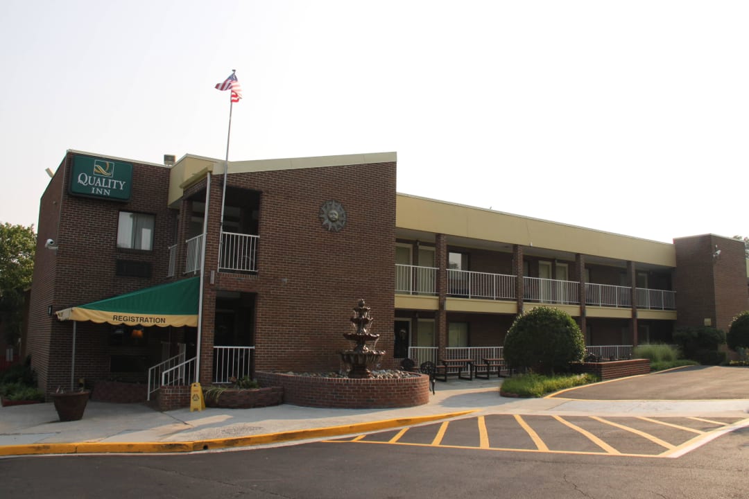 Vue depuis le parking avant Hotel Quality Inn Mt. Vernon