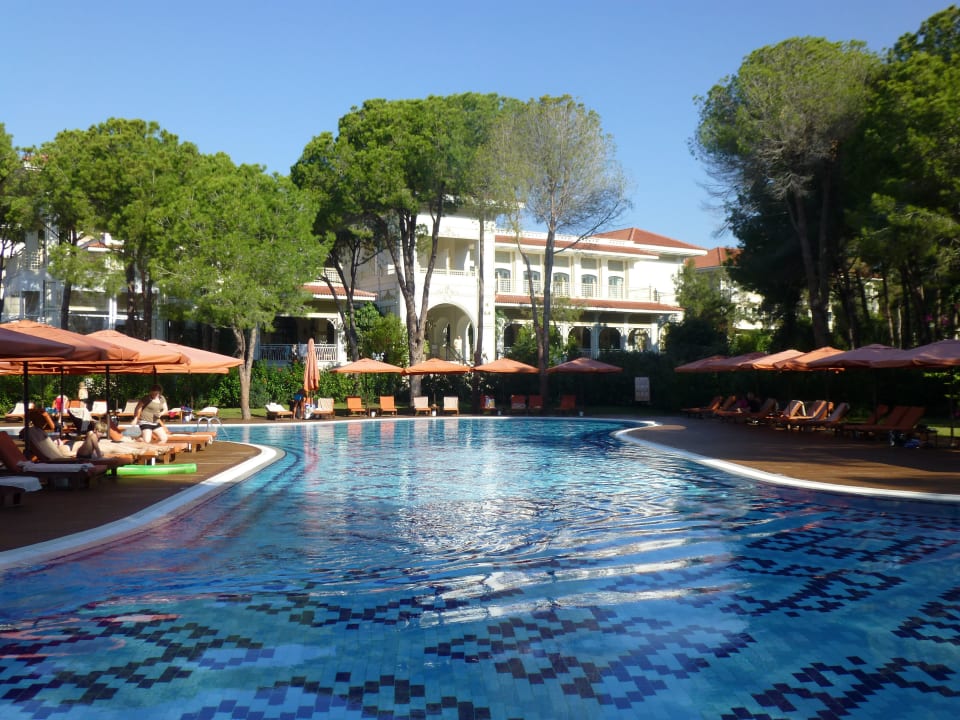 Pool mit Restaurantgebäude im Hintergrund  Ali Bey Resort Sorgun