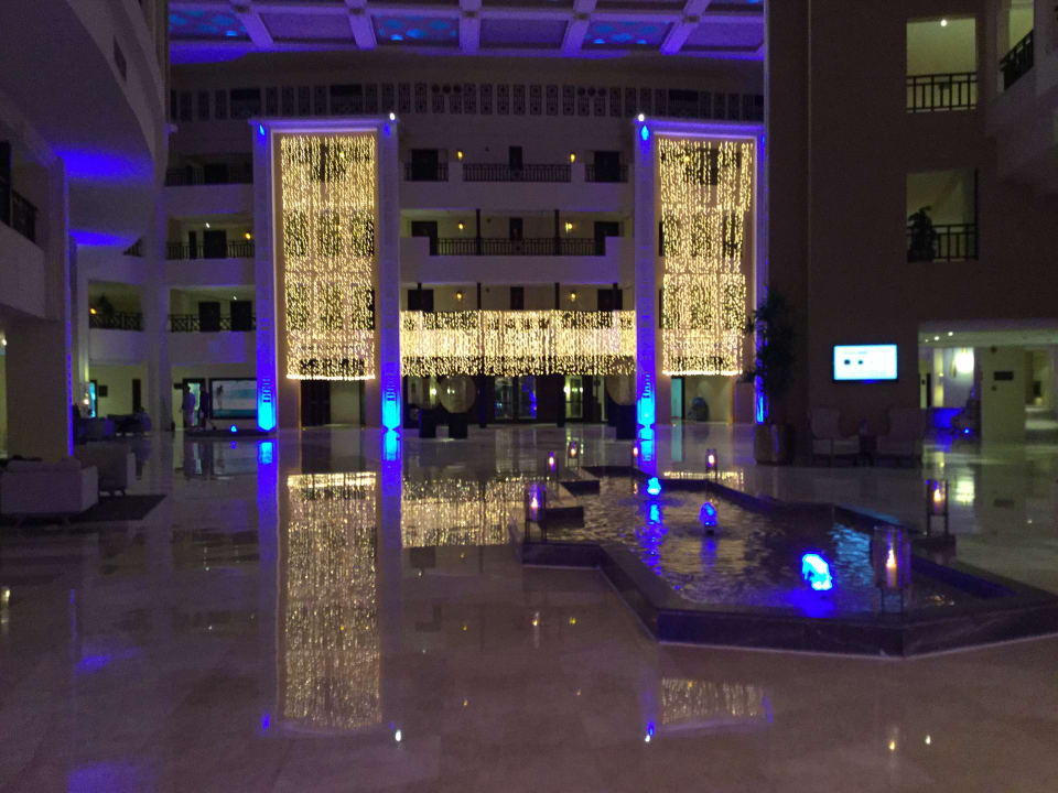 Weihnachtliche Dekoration in der eleganten Halle Steigenberger ALDAU Beach Hotel