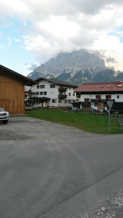 Zugspitze im Hintergrund Alpenstern Pension & Suites
