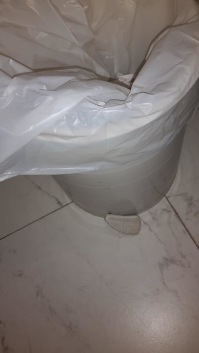 Eimer mit kaputter Fußpedale Vantaris Luxury Beach Resort