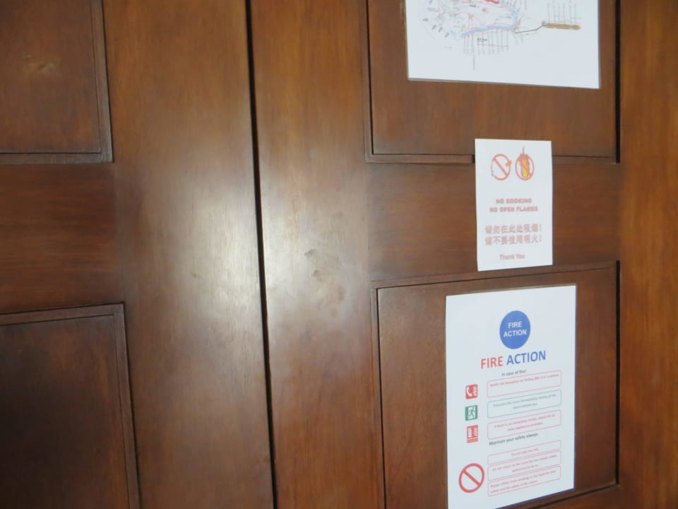 Verdreckte Zimmertüren in der Wasservilla Adaaran Select Hudhuran Fushi - Premium All Inclusive