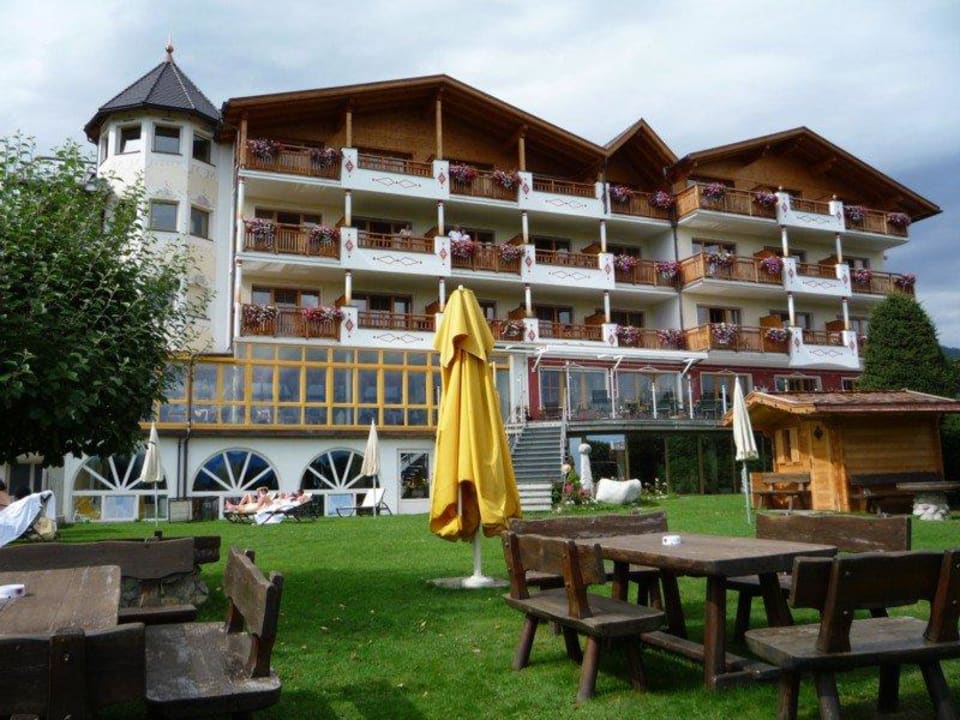  Bilck vom Garten auf das Hotel Sonnenberg SONNENBERG | Panorama Dolomites Wellbeing
